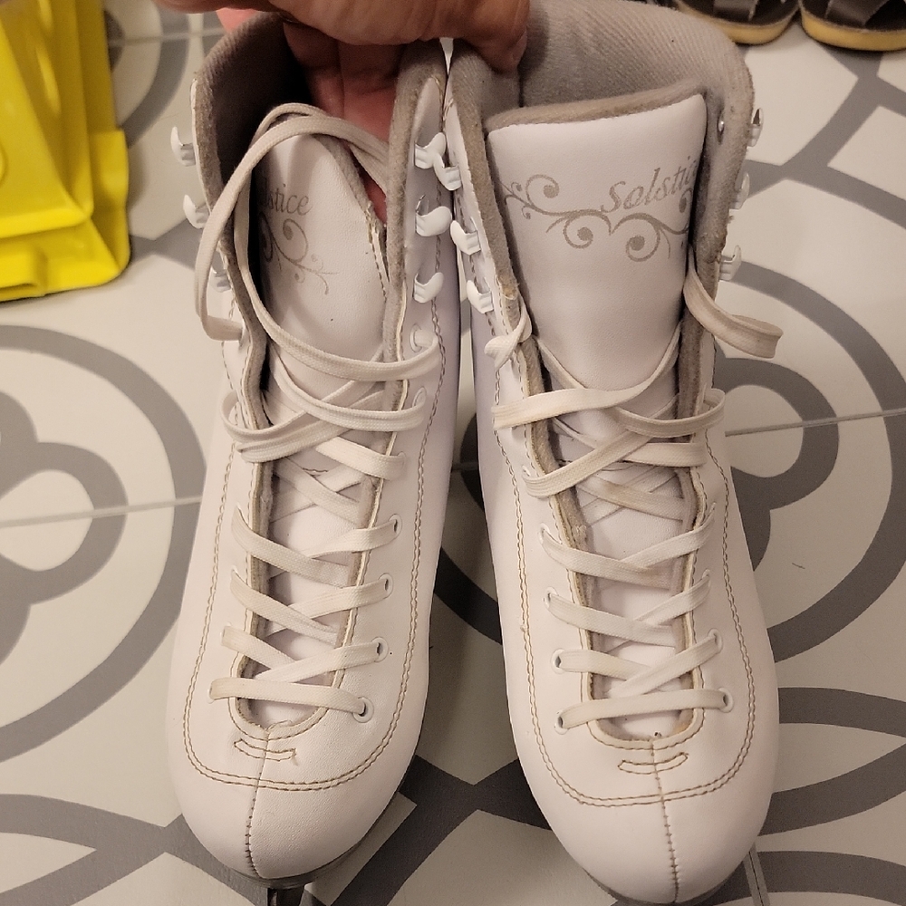 Solstice White Athletic Shoes for Performance
